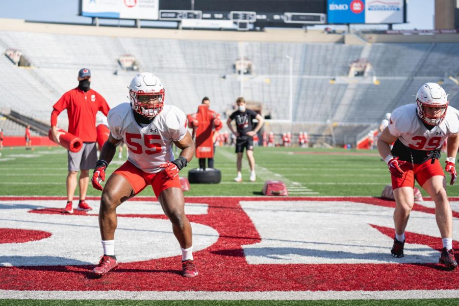UW linebacker Maema Njongmeta (55) dealt with a hernia and a torn groin along with COVID-19 and a heart-health scare in 2020, limiting him to one game. 